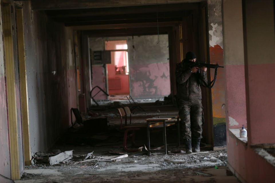 <p>Sınıfları mevzi olarak kullanan teröristler binaların dış cephelerine açtıkları deliklerden güvenlik güçlerine ateş etti.</p>

<p> </p>

