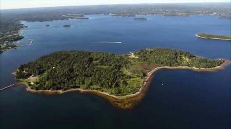 <p>Söylentilere göre kimsenin tahmin edemediği bir hazine gizli</p>

<p>Üç genç, göçüğü kazmaya çalışırlar. Neredeyse 9 metre kazarlar ama çukurun dibini göremezler. Pes edip, geri dönerler. Yaşadıklar yer Chester'a gidip, define olduğunu düşündükleri çukuru kazmak için yardım isterler ama kimse yanaşmaz. Bölgeye ilk yerleşenlerden Chesterlı bir kadının annesi geçmişte Oak adasında yaşanan bir olaydan bahseder:</p>
