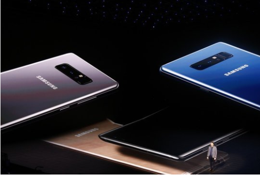 <p>Yeni Samsung Galaxy Note 8'in fiziksel tasarımı, geniş ekranına rağmen rahatça elinize sığmasına yardımcı oluyor. Tıpkı S8'de olduğu gibi büyük ekranlara rağmen küçük kasa etkileyici.</p>

<p> </p>

