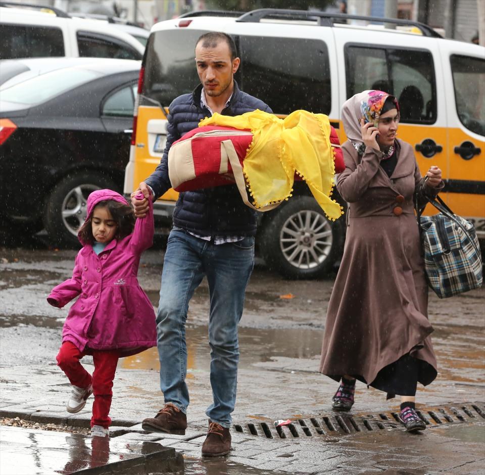 <div>
<div>Bazı aileler, yanlarına aldıkları eşyalarla evlerinden ayrıldı. Bu sırada ailesiyle göç eden bir çocuğun gözyaşı döktüğü görüldü. Teröristlerin saldırısı sonucu mağdur olduklarını belirten vatandaşlar, PKK'ya tepki gösterdi.</div>
</div>
<div> </div>