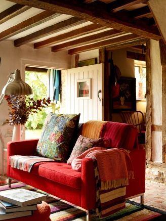 <p>Ev dekorasyonlarında canlı renkleri sevenlerin tercih ettiği ilk renk olan kırmızı, farklı tonları ile evin her yerinde rahatça kullanılıyor. </p>
