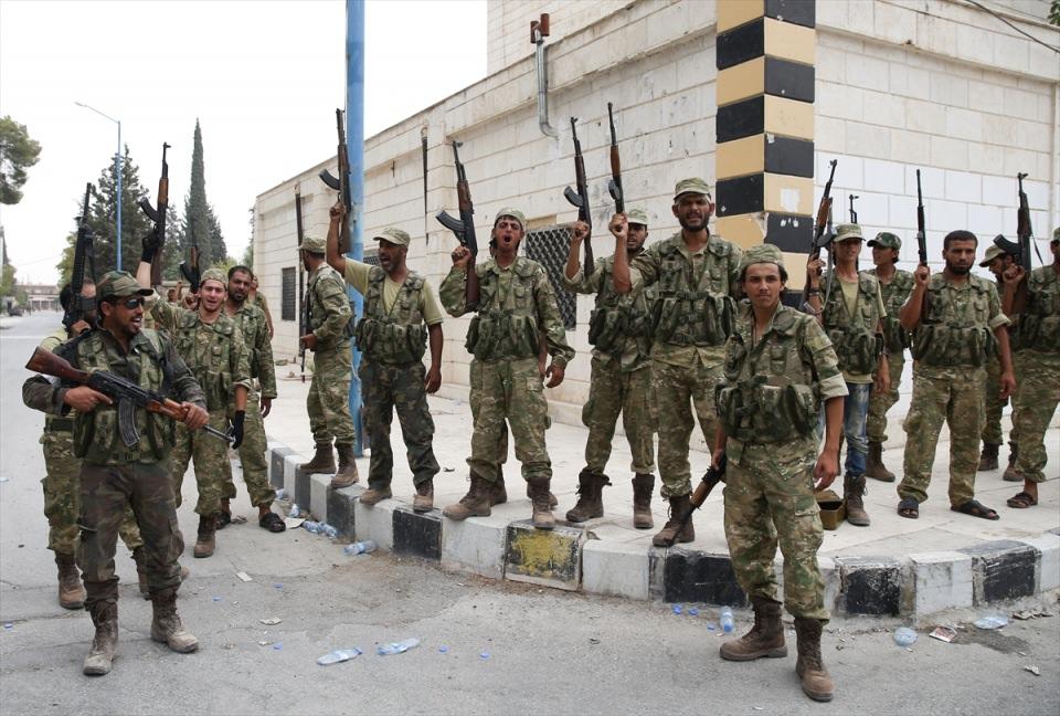 <p>Cerablus'tan DAEŞ'in çıkartılmasından sonra tank ve zırhlı birlik konuşlandırmaya devam ediyor olması, yine ele geçirilen bölgelerde savunma hatlarının oluşturulmaya başlanması, Türkiye'nin geri çekilmekte aceleci olmayacağının emareleri.</p>
