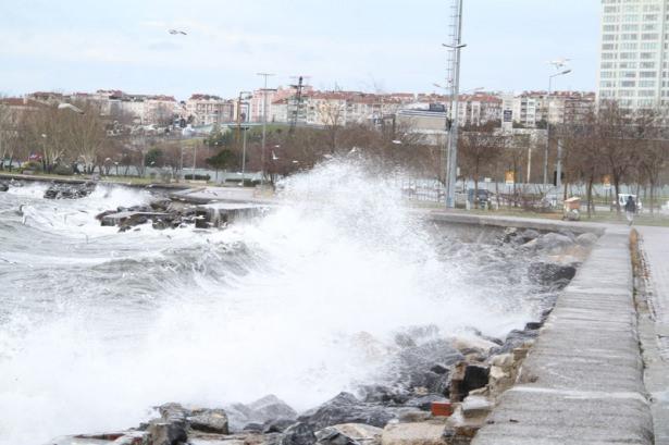<p>Meteoroloji'nin ardı ardına uyarısını yaptığı kuvvetli lodos Marmara Bölgesi'nde etkisini göstermeye başladı.</p>

<p> </p>
