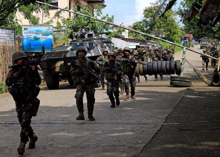 <p>Duterte, sıkıyönetimin tüm ülkeye yayılabileceği bilgisini de verdi. Filipinler liderine göre teröristler kuzeydeki Luzon'da yuvalanmış durumda ve bu değişmezse tüm ülkede sıkıyönetim ilan edilecek.</p>
<p> </p>