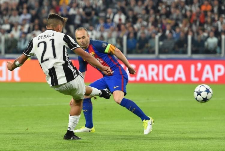 <p>Barcelona’yı Torino’da yıkan adam Dybala zor bir hayatın içinden geliyor. Babasını daha 15 yaşındayken kaybetti genç Arjantinli. Pankreas kanseri olan babası onun futbolcu olması için her şeyi yaptı. Bir gün bile idmanlara yalnız gitmeyen Dybala, onun ölümünden sonra tesislerde kalmaya başladı. Hem babasının hatırasını sürdürmek hem de annesi ve kardeşleriyle hayata devam etmek için futbola tutunan Dybala, Arjantinli olmasına rağmen kökleri Avrupa’ya dayanan bir aileden geliyordu.</p>
