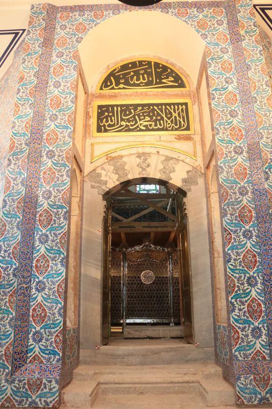 <p>Mekke, Medine ve Kudüs’ten sonra İslamiyet’in en önemli kutsal mekânlardan biri olarak kabul edilen Ebu Eyyub El Ensari Türbesi’nin 3 senedir devam eden restorasyon ve tadilat çalışmalarında sona gelindi.</p>
