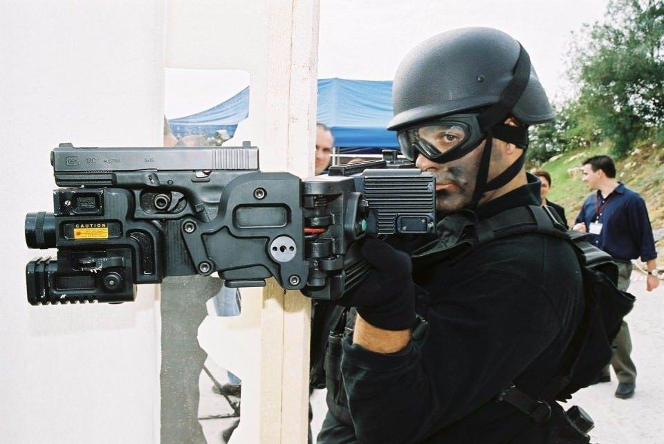 <p>Sadece ABD ve İsrail tarafından kullanılan ve hedef pozisyonuna göre sağa ve sola yönlendirilebilmesiyle dikkat çeken yaklaşık 8 bin liraya mal olan Cornetshot türü silah, artık Türkiye'de de üretilmeye başlandı.</p>
<p> </p>