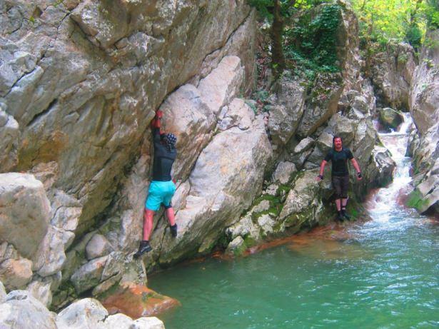 <p> Girişteki "Girdaplı göl" denilen küçük gölün insanı yuttuğu söylentilerine inanan bölge halkının kanyona girmeye korktuğu bildirildi.</p>

<p> </p>
