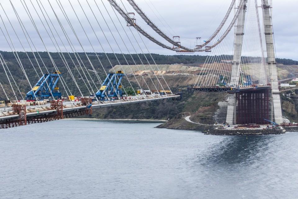 <p>Avrupa ve Anadolu yakasını üçüncü kez birbirine bağlayacak olan Yavuz Sultan Selim Köprüsü’nde iki yakanın birleşmesine 17 tabliye kaldı.</p>

<p> </p>
