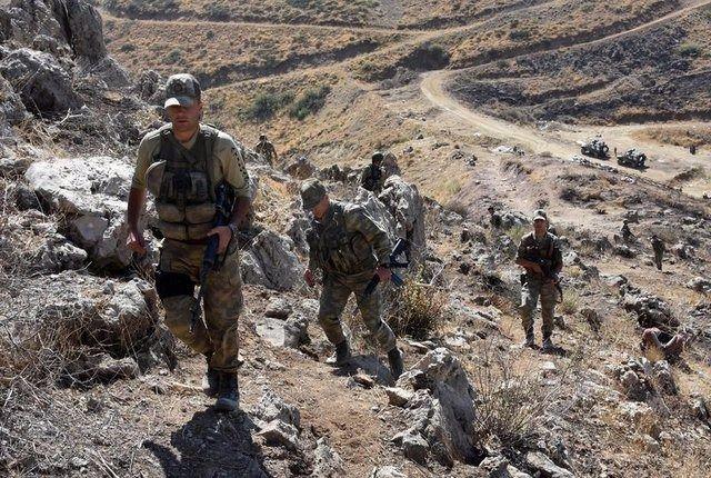 <p>‘Bir yorgunluk kahvesi yapayım sana.’ Kahveyi içerken hem konuştuk hem dertleştik kısa kısa. Kahveyi bitirememiş, koltukta sızıp kalmışım. Kıyamamış, dokunmamış. Uyandırmadan üstümü örtmüş. Sabahın köründe sarsarak uyandırdı beni: ‘Telefon’ dedi, ‘Seni arıyorlar.’ Açtım. ‘Acil dönmem’ isteniyordu. Koşturarak çıktım evden. Özlem gidermem bir kahve iki kırık sözle kaldı.”</p>

<p> </p>
