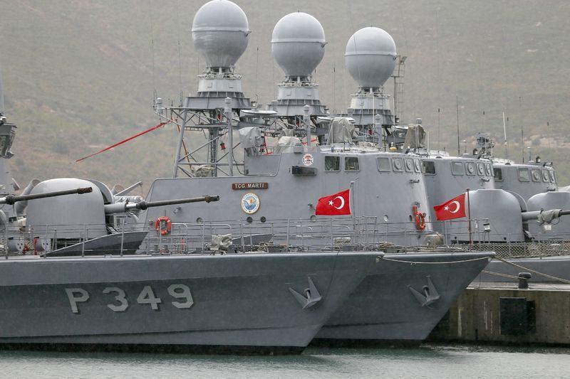 <p><strong>Burakreis denizaltısı</strong><br />
 <br />
III. Muhrip Filotillası’ndan uzun menzilli füze sistemlerine sahip 138 metre uzunluğundaki TCG Gökçeada fırkateyni, yüksek süratli TCG Atak hücumbotu ve donanmanın en modern denizaltısı TCG Burakreis öncülüğünde en az 6 gemi bölgede karakol nöbeti tutuyor. Çağın en modern savaş gemilerinden olan fırkateyn, korvet ve hücumbotlar devriye gezerken, TCG Burakreis diğer denizaltıları dinleyerek su üstü gemilerini koruyor. </p>
