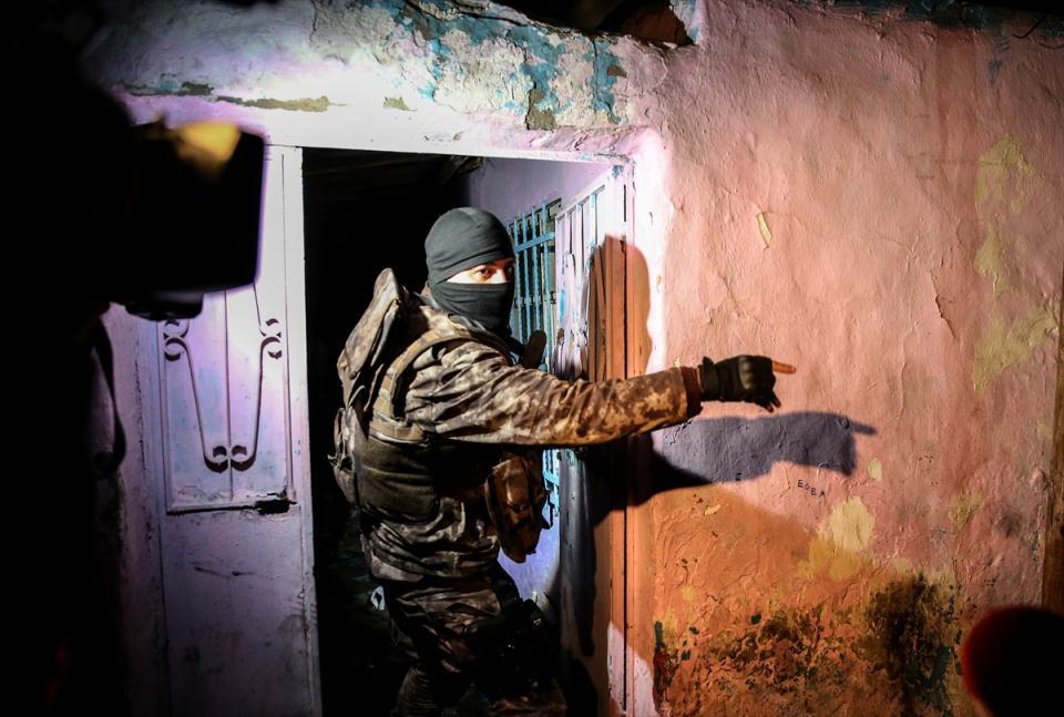 <p><strong>80 ADRESE OPERASYON</strong></p>
<p>İstanbul Emniyet Müdürlüğü'nün Fatih Vatan Caddesi'ndeki yerleşkesinden saat 03.00 sıralarında hareket eden Uyuşturucu ile Mücadele Şube Müdürlüğü ekipleri yaklaşık bin polisin katılımıyla Gaziosmanpaşa'nın Sarıgöl ve Merkez Mahallerindeki 80 adrese operasyon yaptı. Operasyona Çevikkuvvet, Özel Harekat polisleri ve havadan da polis helikopteri destek verdi. Gaziosmanpaşa, Merkez Mahallesi Akasya sokağındaki önceden belirlenen adreslere baskın yapan polis ekipleri, binaları, bahçeleri ve araçları adeta didik didik aradı.</p>