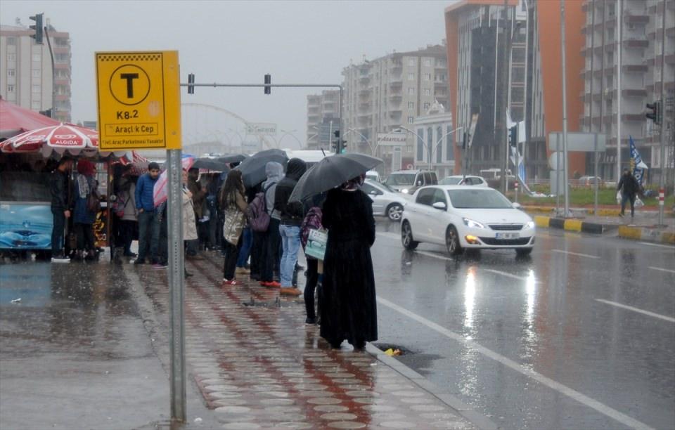 <p><strong>"Halk çok büyük sıkıntı yaşıyor"</strong></p>

<p>İslam Tanrıverdi de belediyenin ulaşım hizmeti vermemesi nedeniyle sorun yaşadıklarını söyledi.</p>
