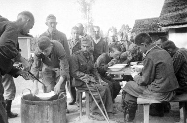 <p>Ceza yasaları 30'lu yıllar boyunca değişti ve GULAG kamplarına göndermeyi öngören suçların sayısı arttı.</p>