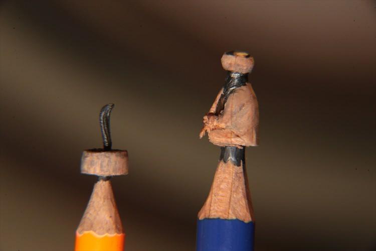 <p>İşten arta kalan zamanını atölyeye çevirdiği evinin bir odasında geçiren Sarı, ağaç kalem grafitlerini oyarak Atatürk, Eyfel Kulesi, Mona Lisa ve Charlie Chaplin'in figürlerinin de aralarında bulunduğu 150'ye yakın eser yaptı. </p>
<p> </p>