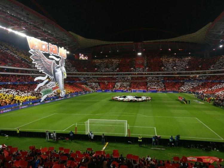 <p>Benfica taraftarından Dortmund maçı öncesi Şampiyonlar Ligi kupası ve kartallı koreografi</p>
