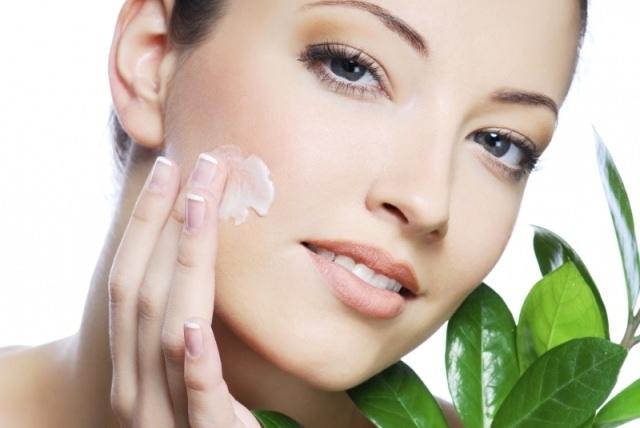 <p><strong>6. CİLDİ NEMLENDİRMEK</strong></p>

<p>Dermis %70, epidermis ise %15 sudan oluşur. Bu sebepten cildi nemli tutabilmek için ciltteki suyu dengeleyen nemlendirici seçmek gerekir.</p>
