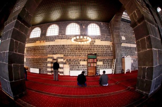 <p>“Bir zamanlar Ulu Camii civarında Allah’ın veli kullarından biri yaşarmış. Bir gün Ulu Camii avlusunda seccadesini yere sermiş gene namaz kılarken İblis yılan kılığında gelip veli kulun boynuna dolanmış ve namaz kılmasını engellemek istemiş. </p>
