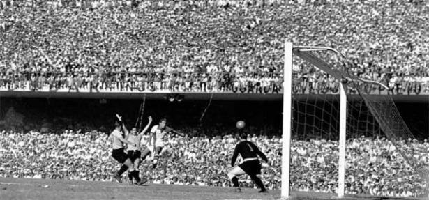 <p>Bir maçta en çok golü atan futbolcu rekorunu, 1942'deki Fransa Kupası maçında Racing Club formasıyla Aubry Asturies takımı filelerine tam 16 gol bırakan Stephan Stanis kırdı.</p>