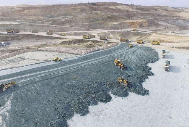 <p>2. fazda bir adet hava trafik kontrol kulesi, doğu-batı doğrultusunda 60 metre genişliğinde A 380 uçaklarının inebileceği pist ve ilgili taksi yolları, gerekli destek tesisleri yapılacak. </p>
