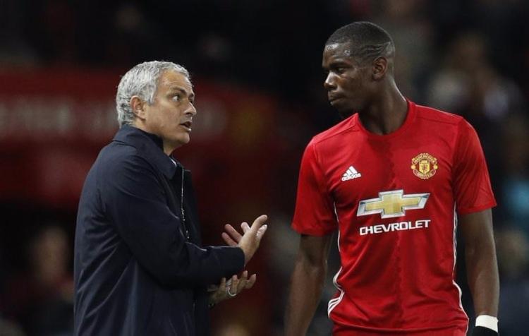 <p><strong>BİR DAHA TEKLİF ALMADIM</strong></p>
<p>Mourinho basın toplantısında, "Türkiye'den size teklif geldi mi?" sorusuna, "Türkiye'den ilk daveti 2002-2003 sezonunda aldım. Portekiz'deyken yurt dışından ilk teklif Türkiye'den gelmişti, olmadı. Aradan 13-14 yıl geçti ve bir daha da teklif gelmedi. Şimdi olmak istediğim kulüpteyim ve ben burada minimum kontratım bitene kadar kalmak istiyorum. Ben tutkuyu severim, Türkiye'de de büyük bir tutku var o yüzden ileride niye olmasın? " şeklinde yanıt verdi</p>