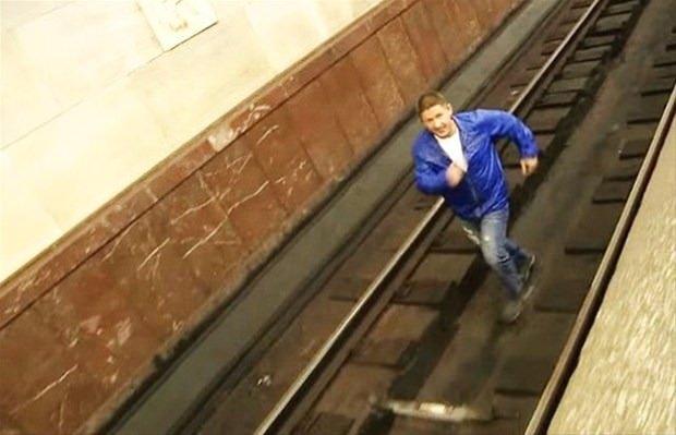 <p>Eğer karşıdan gelen treni göremiyorsanız, trenin duracağı ilk vagona doğru ilerlemelisiniz. Bu süreçte metro çalışanlarından yardım isteyin.</p>

<p> </p>
