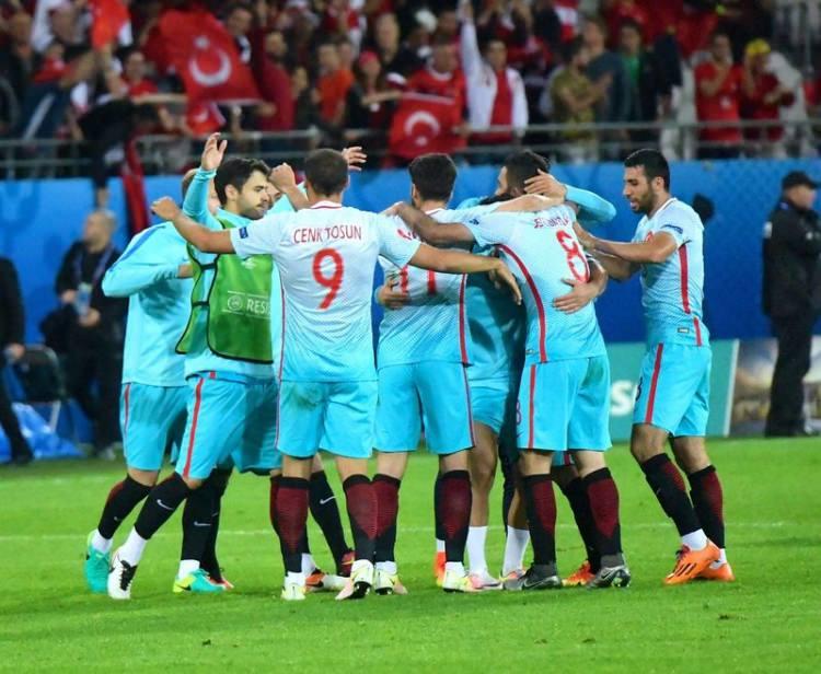 <p>Jyllands-Posten gazetesi, "Emre Mor'un süper asisti, Türkiye'yi galibiyete taşıdı" başlığıyla haberi duyurdu.</p>