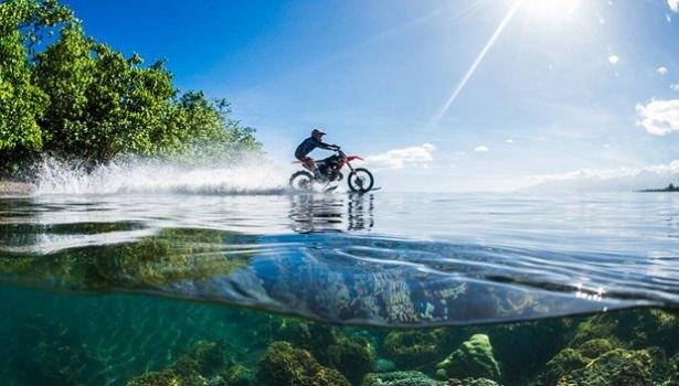 <p>Fransız Polonezyası'nda bulunan bir adada yaptığı gösteride motor sporunu okyanusa taşıyan Maddison, suyun üzerinde motosikletiyle süzülmek için neredeyse iki yıl boyunca çalışmalar yaptı.</p>
