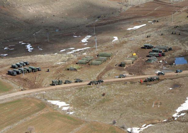<p>Tatbikat senaryosu kapsamında Yeşilbağ köyü yakınlarına üs kuruldu. Arazideki birliklerle irtibat ve koordinasyon buradan sağlandı.</p>

<p> </p>

