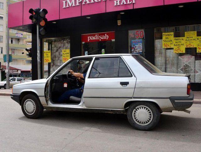 <p>Adana'da kapısı çıkarılan otomobille yolculuk yapan bir sürücü, kendisini tehlikeye atıp trafikte görenleri şaşırttı.</p>
<p> </p>
<ul>
</ul>
<ul>
</ul>
