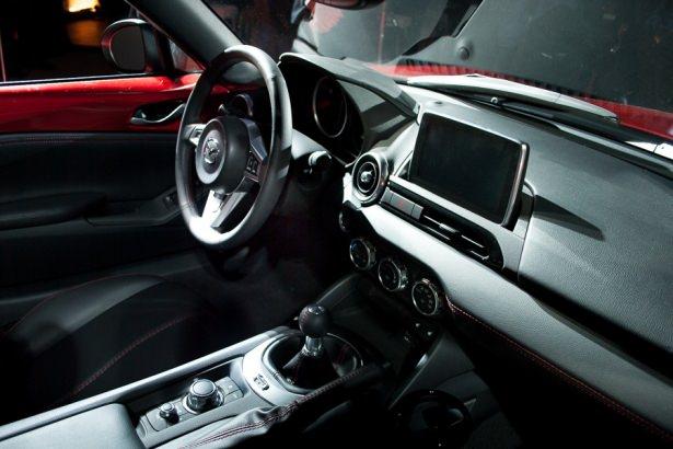 <p>Bir ayrıntı da, araç hareket halindeyken, güvenlik sebebiyle MZD Connect , dokunmatik olmaktan çıkıyor ve ekranın kontrolünü tamamen joysticke bırakıyor. Navigasyon, bluetooth, araç ayarları, sistem ayarları ve yol bilgisayarı gibi veriler sunan ekran, gerçekten çok pratik ve çok kullanışlı.</p>
<p> </p>
<p>Bir parantezde konfora açmak istiyorum. Özellikle koltuk yapısı sürüş keyfine artılar katıyor. 3 bölmeli direksiyonu ve yuvarlak, krom kaplamalı kadranlar, aracın sportifliğini içeride de devam ettiriyor. Zaman zaman kullanılan dikişli çizgiler de cabası. Malzeme kalitesi orta sınıf işçilikle kaplanan araç, bakıldığında ihtiyaca göre eşya gözü de sunuyor. </p>
