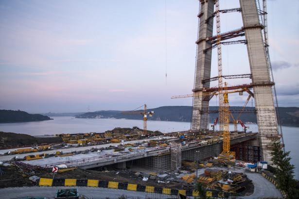 <p>58.5 metre genişliğindeki Yavuz Sultan Selim Köprüsü, geliş ve gidişleriyle 8 şeritli olacak. Köprünün ortasında ise 2 şeritli tren yolu bulunacak. Bin 408 metrelik orta açıklığı ile üzerinde raylı sistem olan dünyanın en uzun asma köprüsü, 322 metre yükseliğiyle de dünyanın en yüksek kuleye sahip asma köprüsü olacak. </p>
