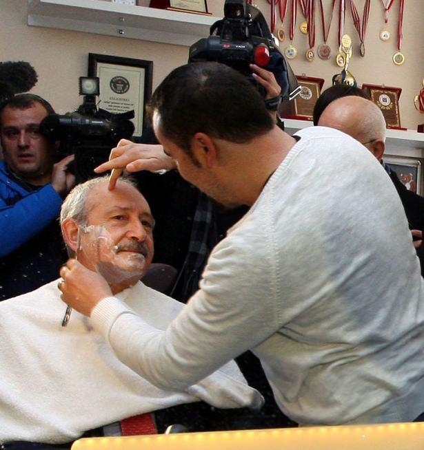 <p>Gezi sırasında Ercan Buyruk isimli berberin davetini kabul eden Kılıçdaroğlu, sakal traşı için koltuğa oturdu. </p>

<p> </p>
