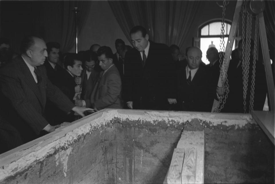 <p>Atatürk'ün naaşı Anıtkabir'e götürülmek üzere Etnoğrafya Müzesi'ndeki geçici kabrinden 4 Kasım 1953'te çıkarıldı. İşlem sırasında Başbakan Adnan Menderes (ortada), Ankara Valisi Kemal Aygün (sağda) de hazır bulundu.</p>
