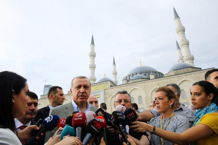 <p>Cumhurbaşkanı cami çıkışı gazetecilerin sorularını cevaplandırdı.</p>
