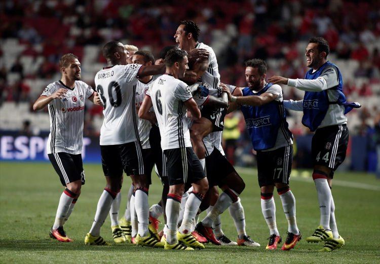 <p>Brezilyalı futbolcunun, 90+3. dakikada serbest vuruştan attığı güzel golle Benfica'ya karşılık vermek için zaman bırakmadığını belirten O Jogo gazetesi de "Talisca, Luz Stadı'nda yine gol attı ama bu kez Benfica'ya karşı." ifadesini başlığına çıkardı.</p>