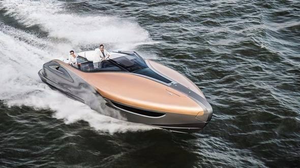 <p>Toplamda 12,3 metrelik uzunluğa sahip olan araç karbon fiber parçalardan oluşturulmasının verdiği avantajlarla standart yatlara göre ciddi oranda hafif bir yapıya sahip. Sport Yacht konseptinin geri kalan bölümlerde ise güçlendirilmiş plastik parçalar kullanılıyor.</p>
