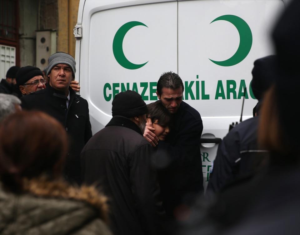 <p>Aydın'ın Nazilli ilçesinde polis aracının tankerle çarpışması sonucu şehit olan başpolis memuru Yener Arslan, memleketi Gaziantep'te son yolculuğuna uğurlandı.</p>