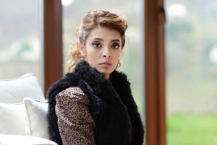 <p><strong>Selin Şekerci</strong></p>
<p>1.6 milyon civarı</p>