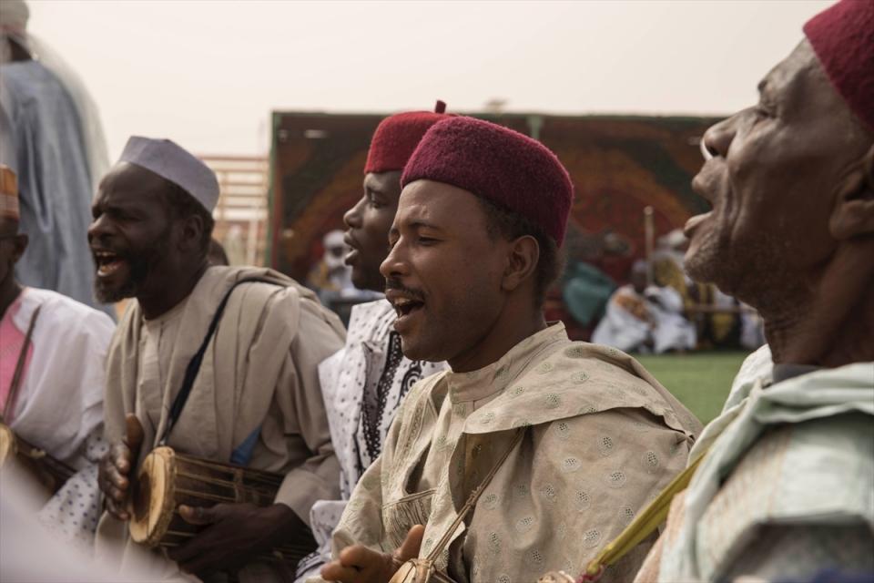 <p>Geleneksel kıyafetlerle t&ouml;rene katılan b&ouml;lge sakinleri, m&uuml;zik eşliğinde şarkı s&ouml;yledi.&nbsp;</p>
