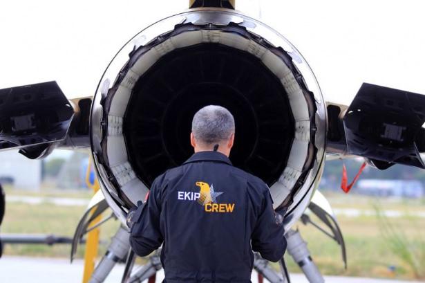 <p>Bizim, diğer F-16 pilotlarından, uçağımızın da diğer F-16 uçaklarından hiçbir farkı yok. Bizler hem muharip F-16 pilotlarıyız hem harekatta uçuyoruz hem de gösteri yapıyoruz. Gösteri ikinci işimiz diyebilirim, asıl işimiz savaşmak."</p>
<p> </p>