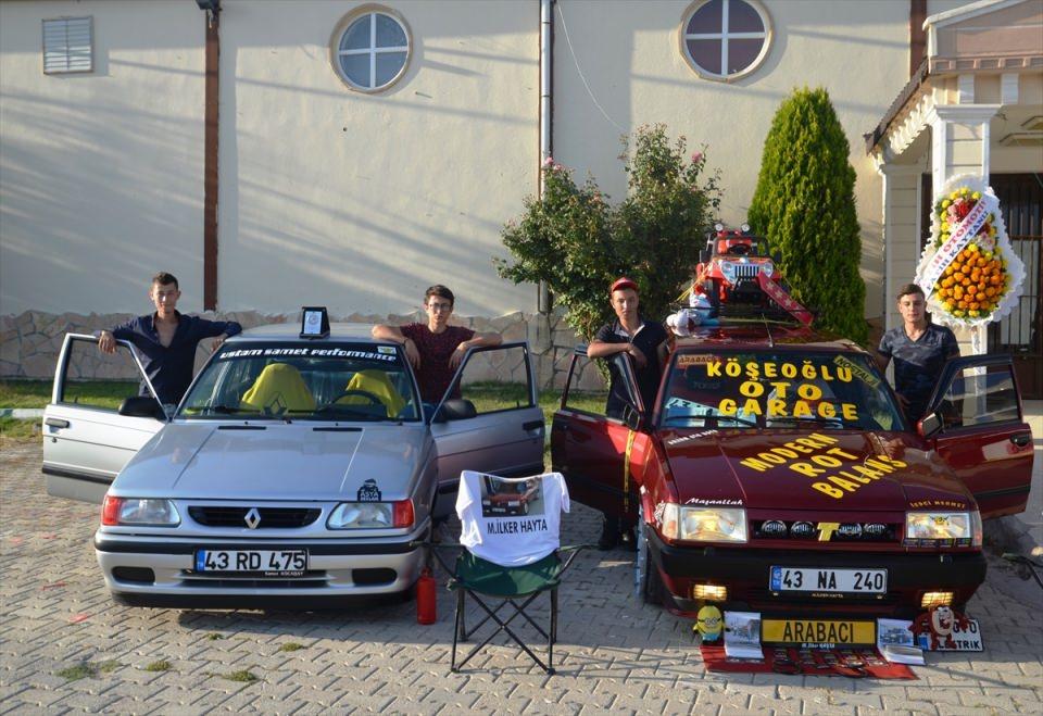 <p>Gökgöz, aracına yerleştirdiği ses sistemi sayesinde kulağı tırmalamayan ve rahatsız etmeyen temiz müziği elde ettiğini, kendisine gelen müşterilere de aynı titizlikle iş yaptığını aktardı.</p>
