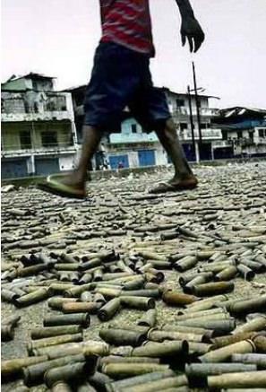 <p>2004 Calorilyn Cole</p>
<p>Liberya'nın başkenti Monrovia'da çekilen bu kare hükümet yanlıları ile asiler arasında yaşanan çatışmadan arta kalan mermiler üzerinde hiç bir şey olmamış gibi dolaşan bir genci görüntülüyor.</p>