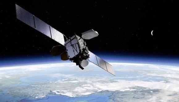 <p><strong>TURKSAT 4B</strong><br />
<br />
<span style="color:rgb(255, 255, 255)">Türksat 4B, yapımında Türk teknik elemanlarının da yer aldığı haberleşme uydusu. Türksat 4B, 16 Ekim 2015 Cuma günü Türkiye saatiyle 23.40’ta Kazakistan Baykonur’dan fırlatıldı. 50° Doğu Boylamında öncelikle veri haberleşmesi için kullanılan uydu, 30 yıl manevra ömrüne sahip olmak üzere üretildi.</span></p>