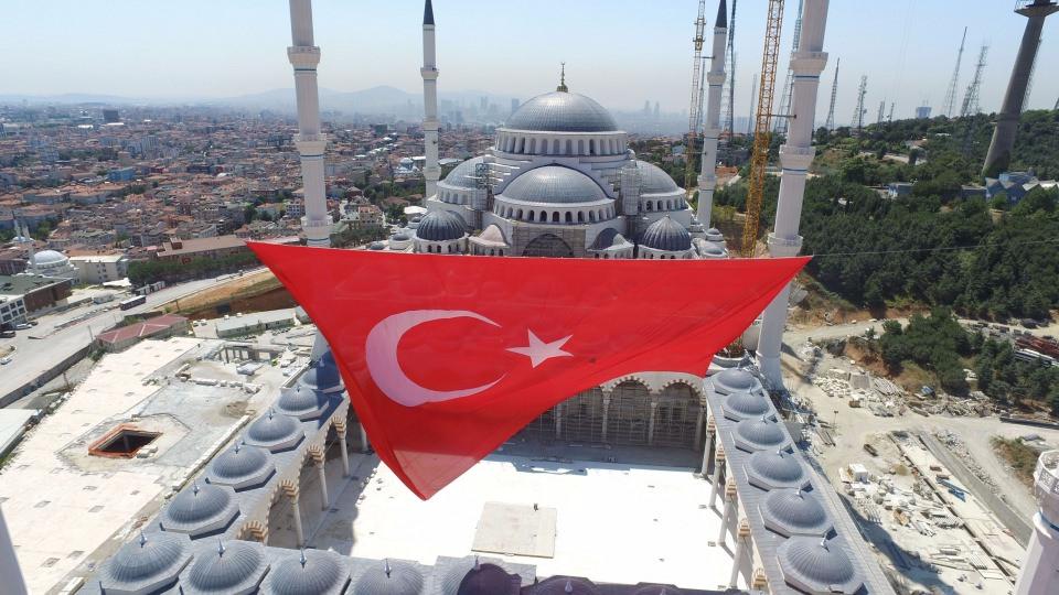 <p><strong>RAKAMLARLA ÇAMLICA CAMİSİ</strong></p>
<p>15 bin metrekare taban alanı üzerinde 30 bin metrekare inşaat alanı.<br />
<br />
<strong>Kaynak: Hürriyet / FATMA AKSU</strong></p>