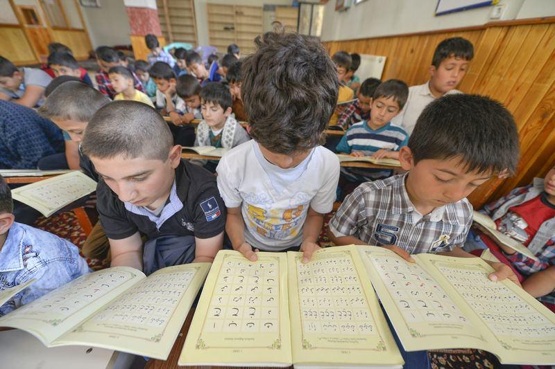 <p>Yaz Kur'an kurslarına tahmini olarak 60 bin civarında öğrenci başvurusu oldu ve bu sayı giderek artacak. Bizim için en sevindirici hususlardan biri de başta hanım kardeşlerimiz olmak üzere vatandaşlarımızın Kur'an öğrenmeye gösterdikleri ilgi. Mukabelelere iştirak etmede ciddi bir gayret gösteriyorlar."</p>