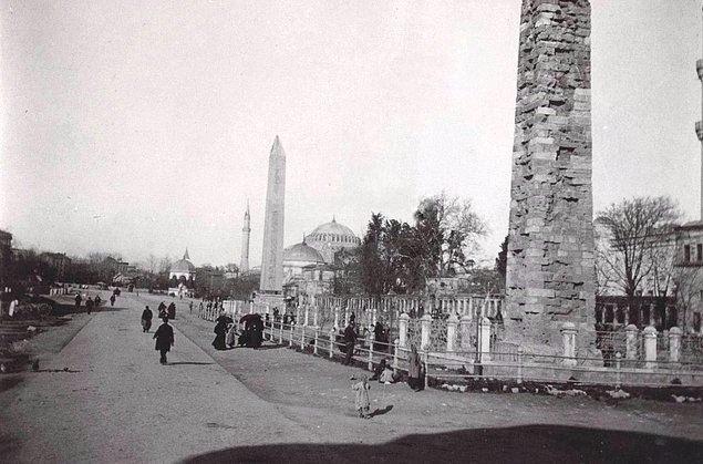 <p>33. Şimdiki adıyla Sultanahmet Meydanı olarak bilinen At Meydanı. 1904.</p>