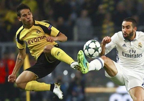 <p>A Milli Futbol Takımımız'ın yeni yıldızı Emre Mor, takımı Borussia Dortmund'un Real Madrid ile 2-2 berabere kaldığı maçın sadece son 13 dakikasında forma giymesine rağmen sosyal medyada dün geceye damga vurdu.</p>

<p> </p>

