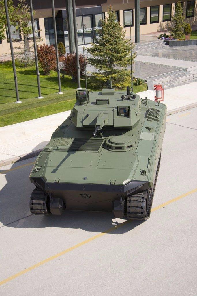 <p><strong>Ana muharebe tankları ile ortak hareket yeteneği</strong></p>
<p>Türk Silahlı Kuvvetleri ile dost ve müttefik dünya ordularının taktik ve teknik ihtiyaçlarını karşılama amacıyla geliştirilen yeni nesil zırhlı paletli araçların son üyesi Kaplan YN-ZMA, muharebe ağırlığına bağlı olarak 22-25 Bg/ton güç ağırlık oranında, otomatik şanzımanlı, ana muharebe tankları ile ortak hareket yeteneğine sahip. Paletli, 6 yol tekerlekli, düşük siluetli, soğuk ve sıcak iklim koşullarında, çamurlu/engebeli arazilerde, asfalt veya stabilize yollarda yüksek hızlı hareket edebiliyor.</p>