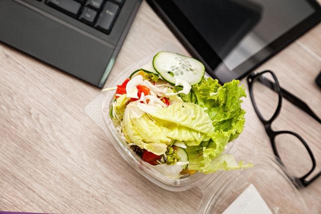 <p><strong>SALATA BARLARI VE HAZIR SALATALAR</strong></p>

<p>Salatalar hazırlandıktan 2 saat sonra tüketilmeli. Sağlıklı beslenmek için tükettiğiniz salatalar ile beraber farkında olmadan pek çok bakteriyi de alabilirsiniz.</p>

<p>Kaynak: Milliyet</p>
